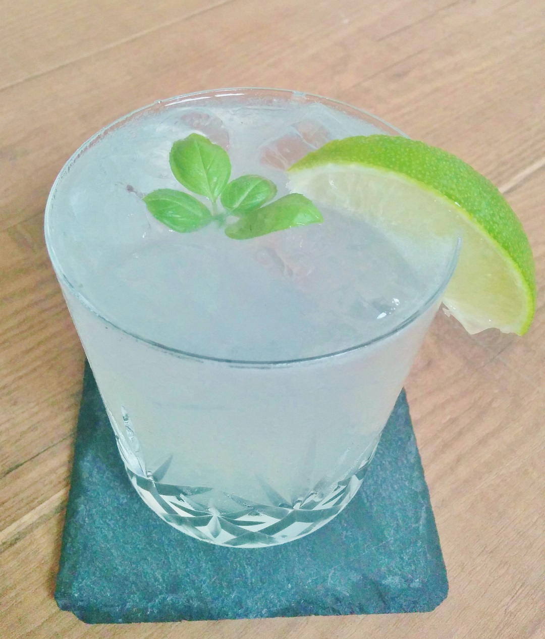 how-to-make-the-best-cocktails-recipe-gin-gimlet-lime
